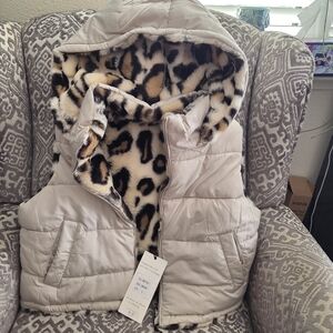 Stylish Hooded Reversible Vest with Leopard Print, Hood Detaches